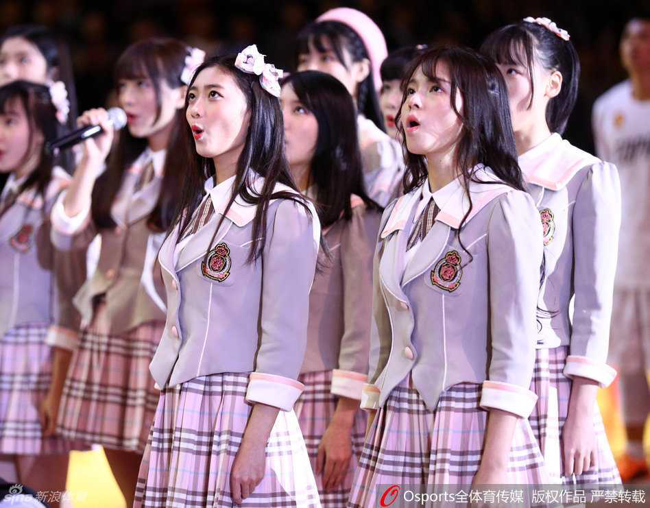 镜头拉近，这位扎着清爽马尾的女孩双手轻托脸颊，专注的眼神中带着一丝对篮球比赛的好奇与期待。