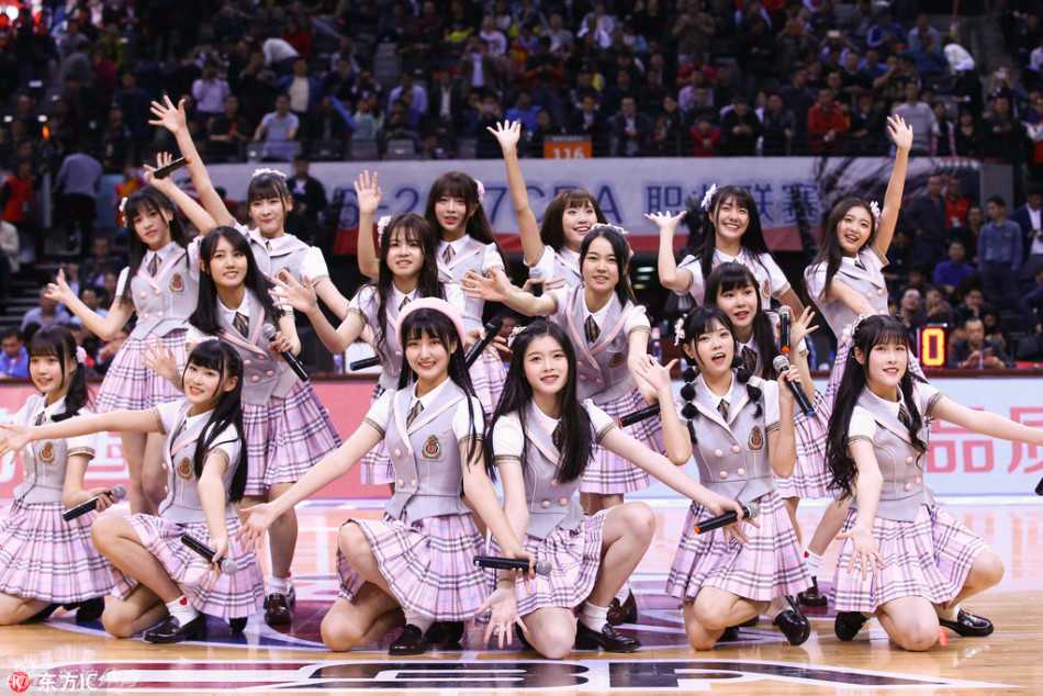 少女们身着亮色队服，对着镜头绽放出比春日阳光更灿烂的笑容，仿佛将整个篮球场的喧嚣都化作了甜美的音符。