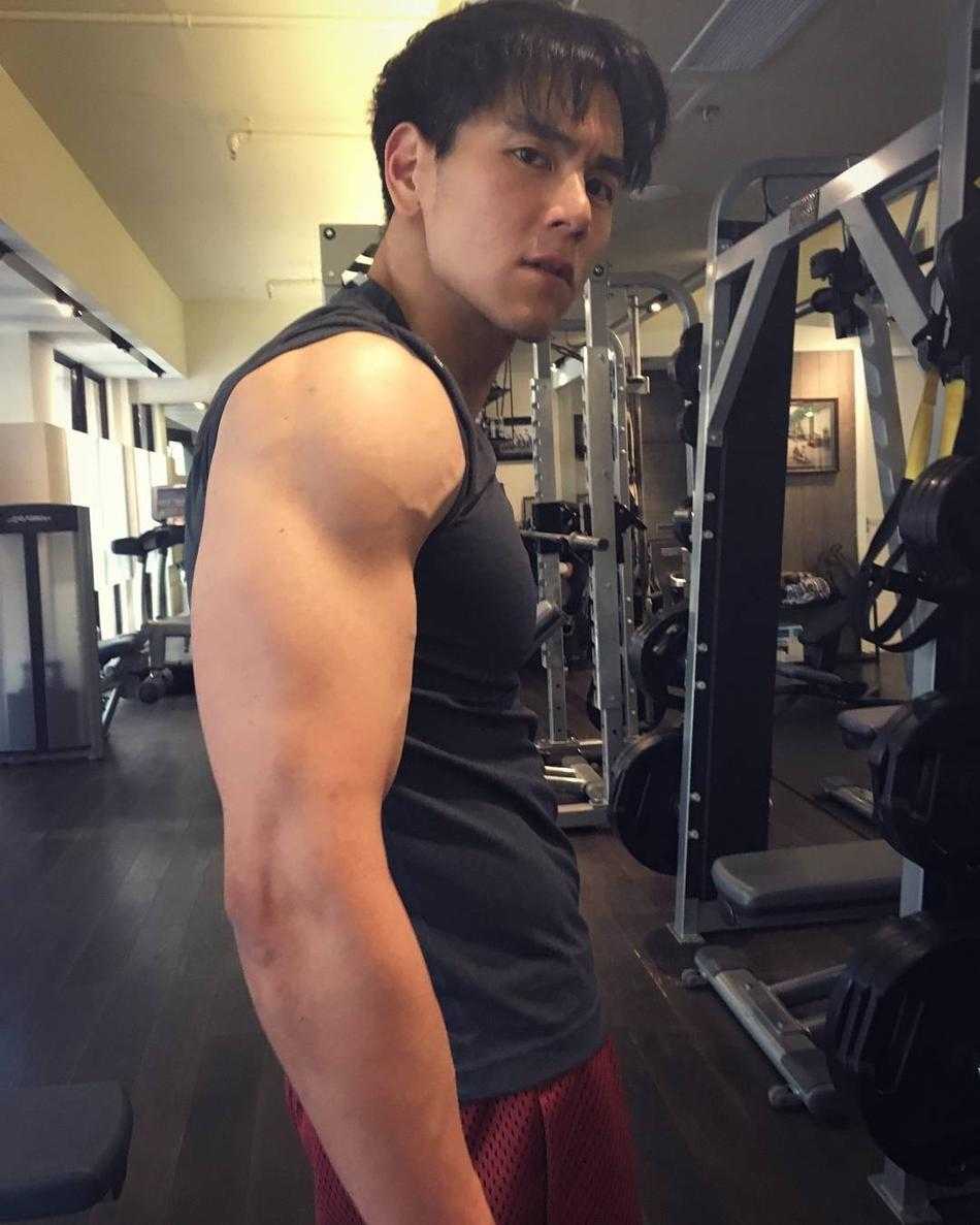 如今彭于晏在球場上瀟灑運球，褪去明星光環的他就像個普通大男孩，眼裡閃爍著對籃球最純粹的熱愛與光芒。