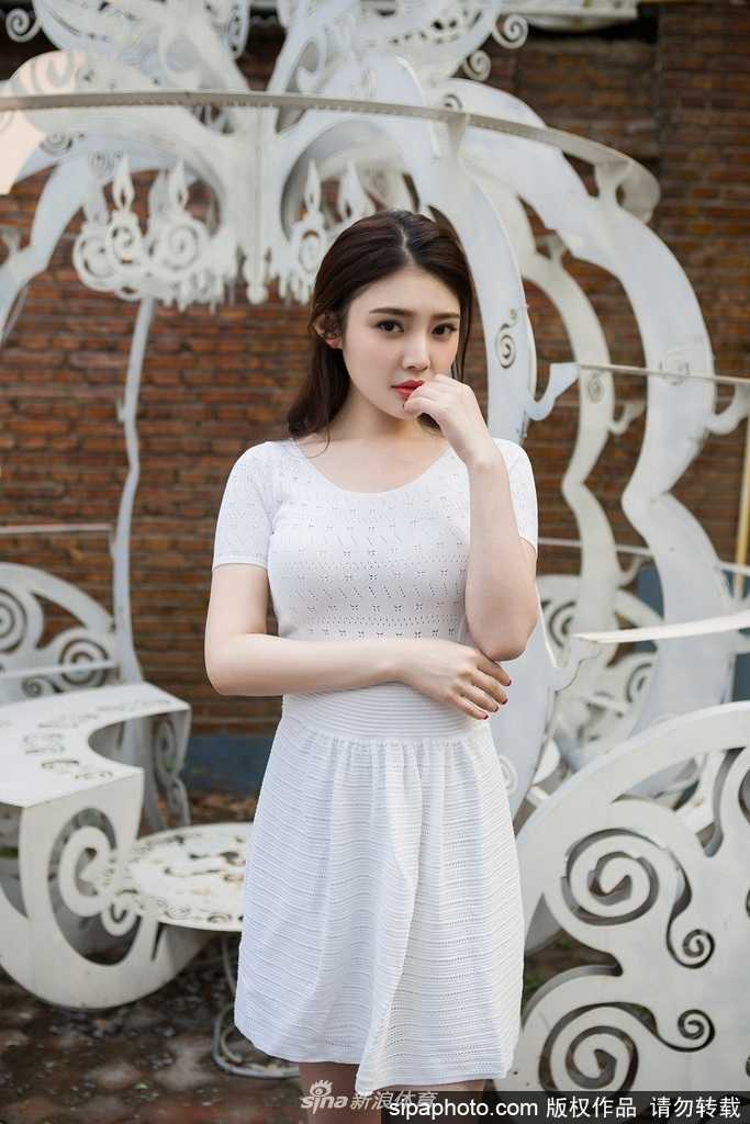 徐冬冬白裙摇曳:从“大嫂”到“网大一姐”的性感蜕变与倔强征途 在暖阳的斑驳光影中,徐冬冬轻提白色裙摆漫步林间,贴身的面料将她玲珑有致的身材曲线温柔勾勒,既大方又充满健康活力。
