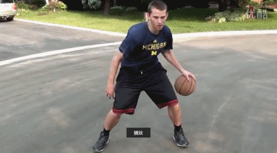 面对严密的防守，欧文用一个极具欺骗性的背后运球接转身动作，如同陀螺般旋转过掉防守人，随后轻松挑篮得分，整套动作如丝绸般顺滑。