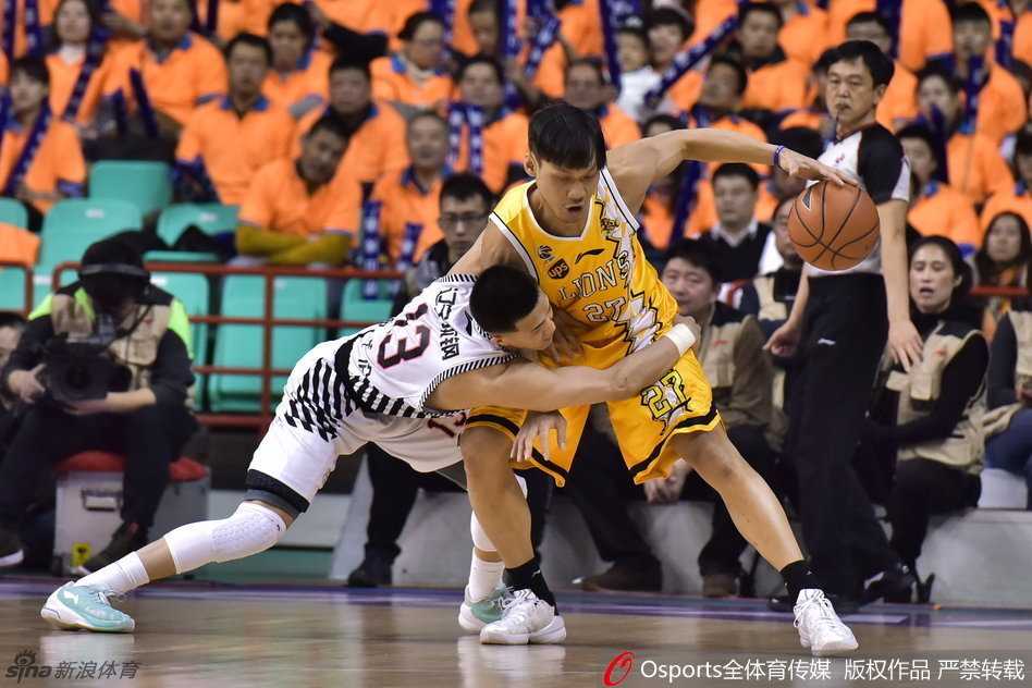 哈德森在三分线外冷静出手，手起刀落，标志性的高弧线划破篮网