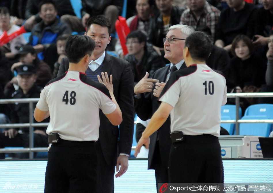 立陶宛老帅尤纳斯在比赛中情绪失控，他对着场内方向挥动着手臂，面部因愤怒而涨得通红，似乎正在向技术台进行激烈的申诉。