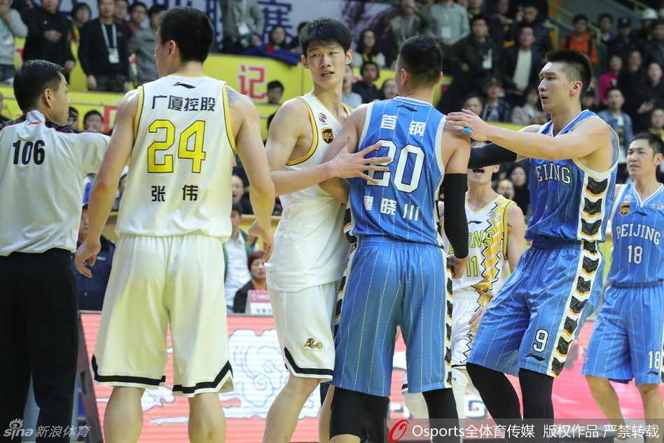 北京队主教练闵鹿蕾用力拉住情绪激动的翟晓川，在他耳边不停叮嘱劝说，试图让弟子冷静下来。