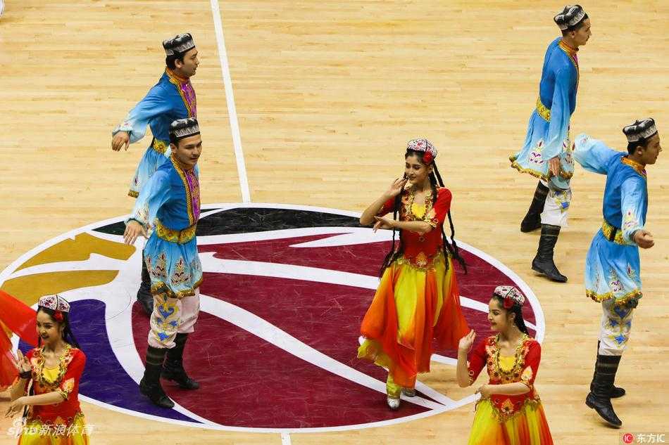 啦啦宝贝做出高难度的托举动作，在聚光灯下展现出力量与柔美的完美结合