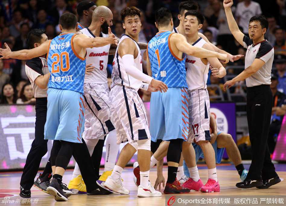 赵睿在推搡中情绪完全失控，他怒目圆睁，伸出手指指向新疆队方向，嘴里不停地咆哮着，身边的队友和裁判正在极力阻拦。