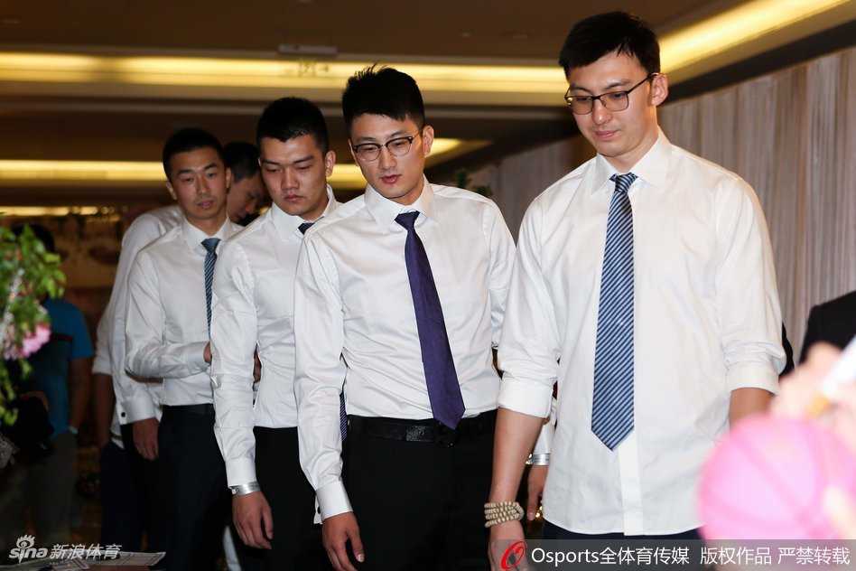 李根与恩师闵鹿蕾举杯畅谈,两人面带笑意尽释前嫌,身旁的新帅雅尼斯也举杯致意,酒杯相碰间,过往恩怨化作美好祝福。