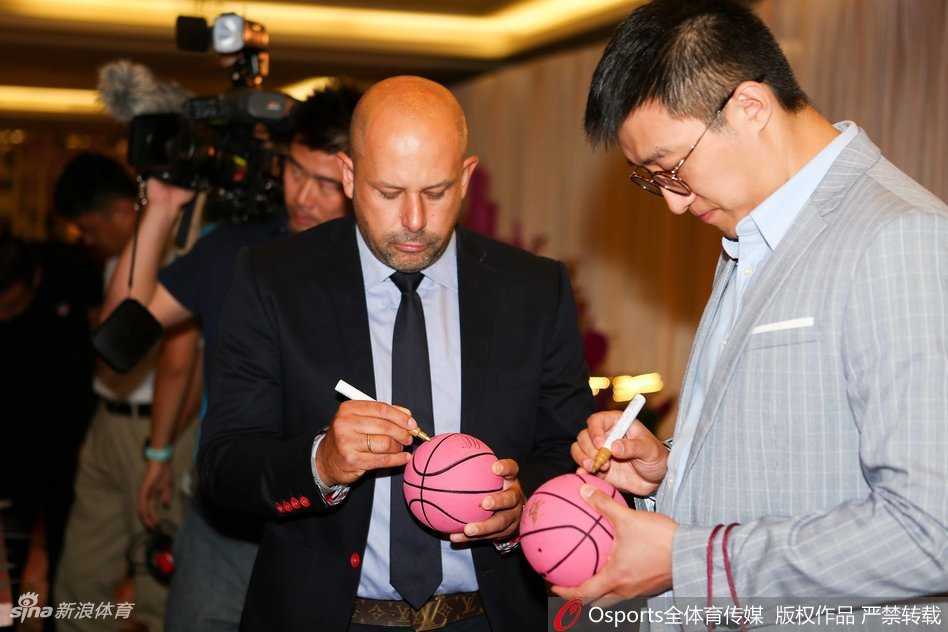 婚礼尾声,李根与北京队老友们勾肩搭背合影留念,吉喆朱彦西段江鹏等人簇拥着新人,快门按下的一刻,将这份跨越赛场的情谊永久定格。