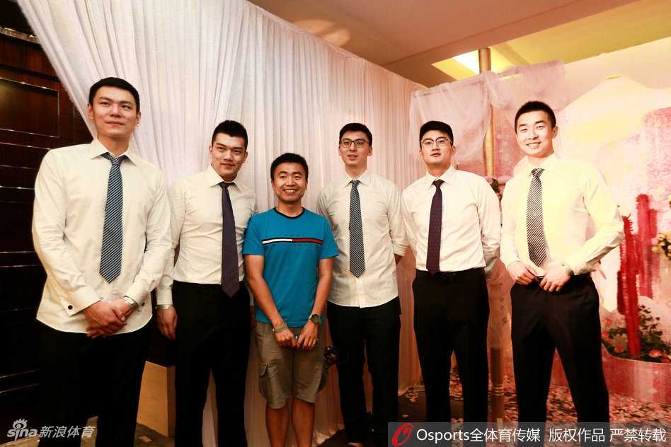 礼台之上,李根与妻子双手紧握交换戒指,两人眼中只有彼此,这一吻不仅是婚礼的承诺,更是对过往风雨同舟的深情回馈。