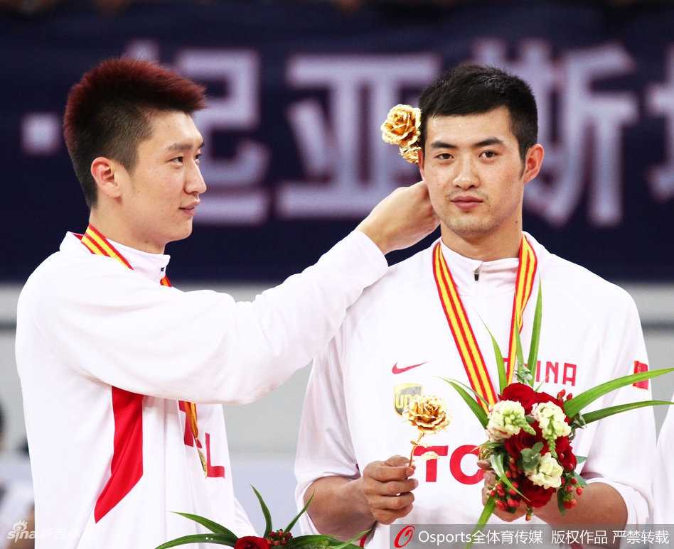 兩人站在戶外，其中一人溫柔地為另一人整理被風吹亂的頭髮，眼神專注而細膩，這個充滿呵護感的動作，勝過千言萬語的甜言蜜語。