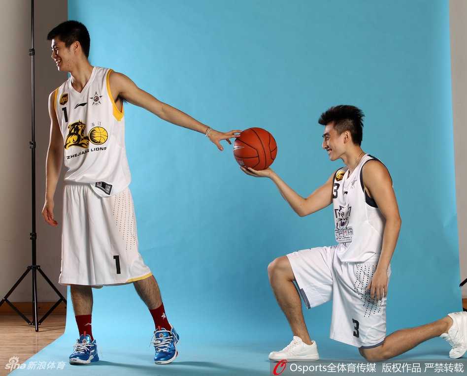 在溫暖的逆光中，兩人深情擁吻，身體的輪廓被鑲上一層柔和的金邊，這個畫面充滿了電影感，定格了他們愛情中最神聖而浪漫的一刻。