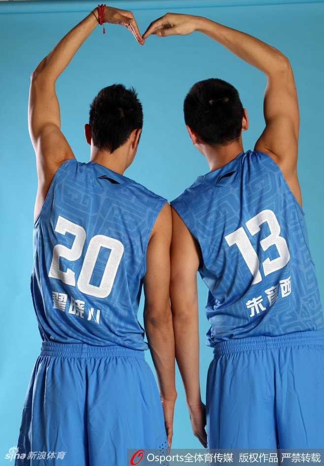 其中一位男生俏皮地輕咬著另一位的衣領，而被咬的男生則露出既無奈又寵溺的微笑，這個充滿趣味和挑逗的小動作，將情侶間的親暱感展現得淋漓盡致。