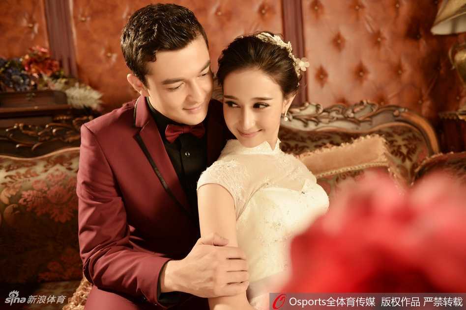 吴冠希手持玫瑰在赛场边等待，阳光洒在他帅气的侧脸上，仿佛童话里走出的白马王子。