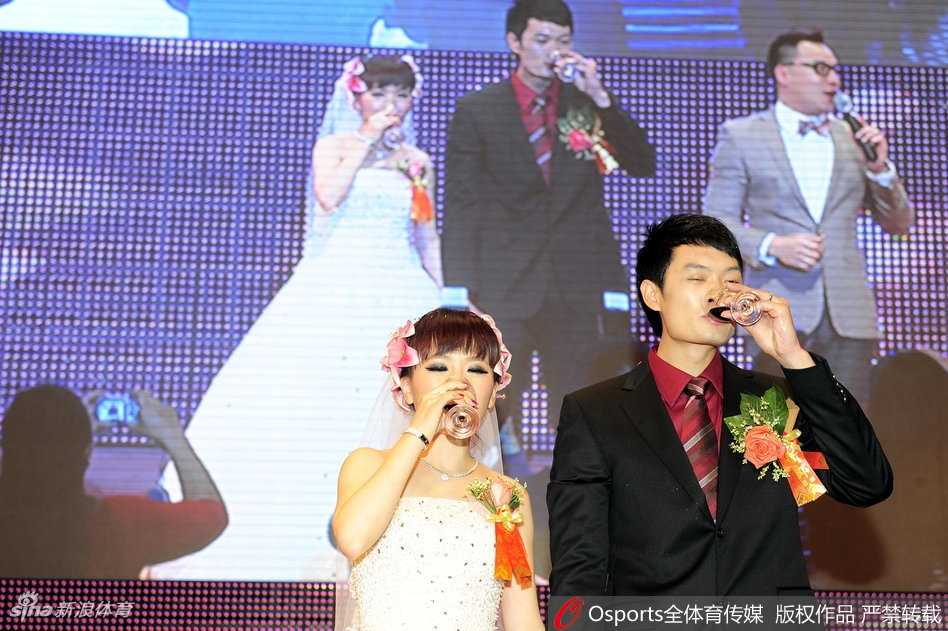 空旷的球馆内，一对恋人坐在球场中央背靠背，头顶的灯光洒下，将他们的影子拉得很长很长。