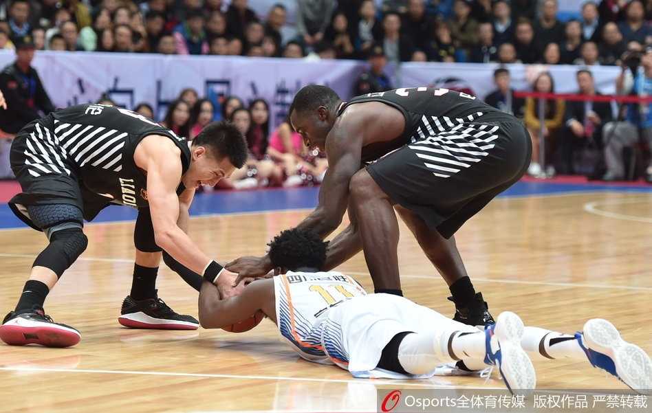 快攻反击中的灵动一击，身穿白色球衣的后卫如闪电般奔袭至前场，面对空篮轻盈跃起，将球稳稳放入篮圈，留下一道残影。