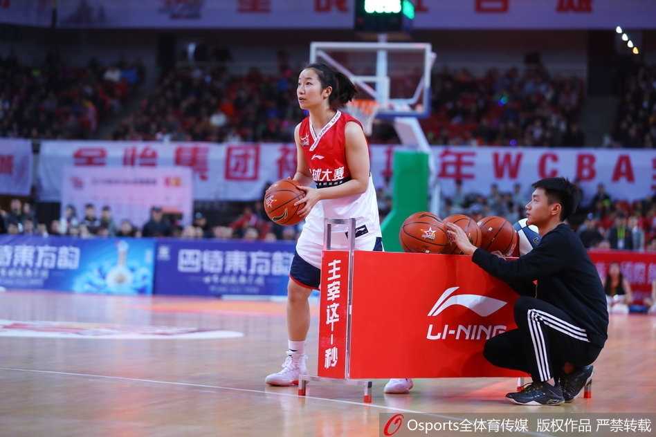 夺冠后的刘玉栋、金佳宝与队友在混合三分球大赛颁奖仪式上合影留念，三人的笑容交织着传承的喜悦与荣耀的光芒。