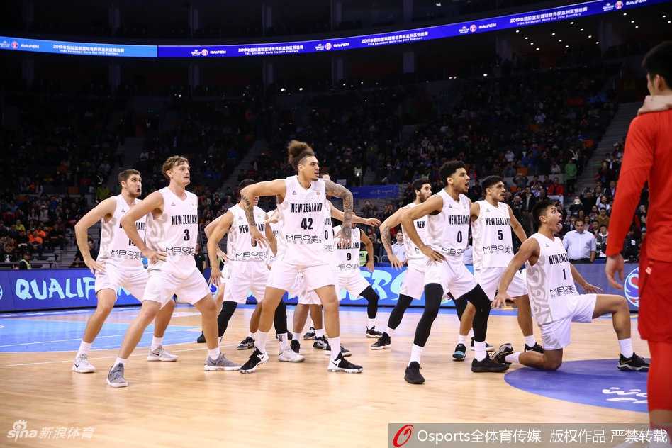 全队紧密列成箭头阵型，在赛场中央同频共振，每一个高举的手臂都如同战士出鞘的利剑，集体的力量在此刻汇聚成一股无法撼动的洪流。