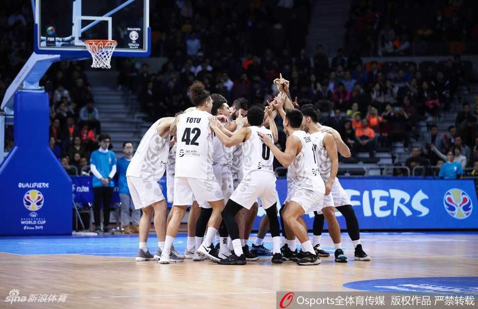 表演进入高潮，队员们全身心投入，或仰天长啸，或奋力击掌，将毛利战舞中的“瞪眼”与“吐舌”演绎得淋漓尽致，定格成一幅震撼人心的勇士群像。