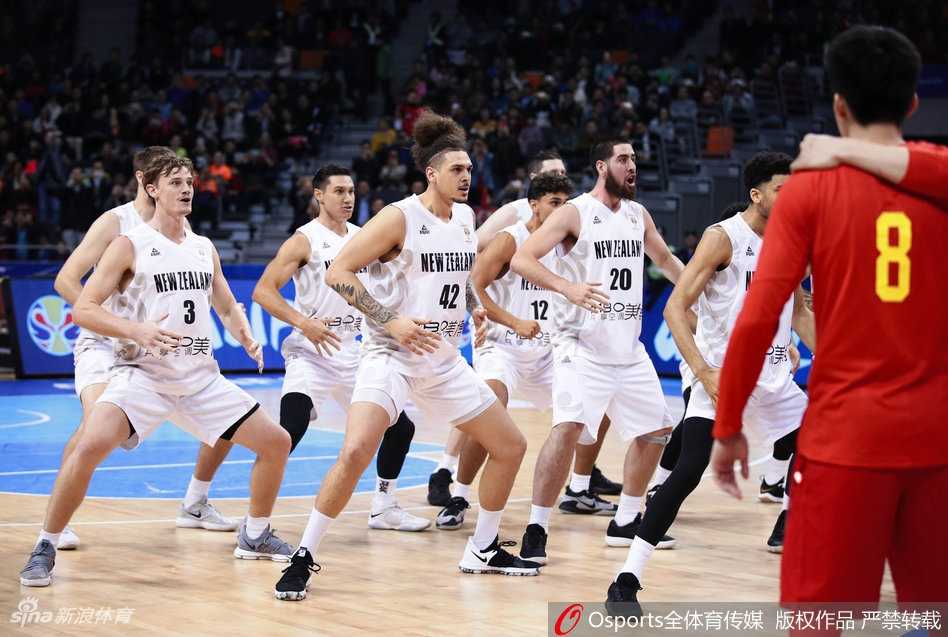 远景之下，整个球队在空旷的场馆中构成一幅极具仪式感的画面，跺脚的节奏仿佛大地的心跳，为即将到来的激战注入了最原始的能量。