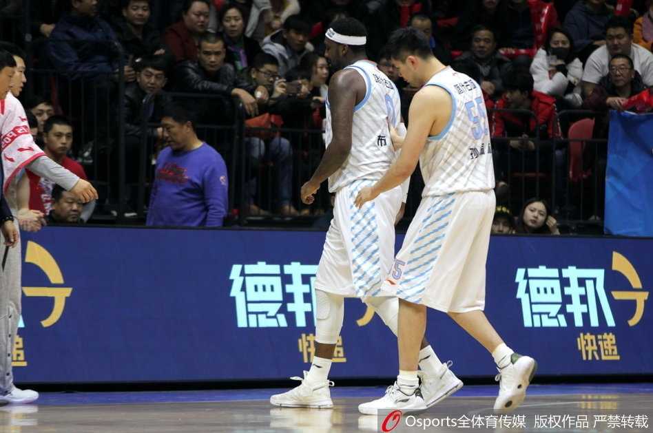 折戟红山:布拉切伤退之夜,卫冕冠军的脊梁与隐痛 布拉切痛苦地捂住左腿,眼神中充满不甘与失落,在队友的搀扶下缓缓走向场边,这一刻整个红山体育馆的气氛都凝固了。