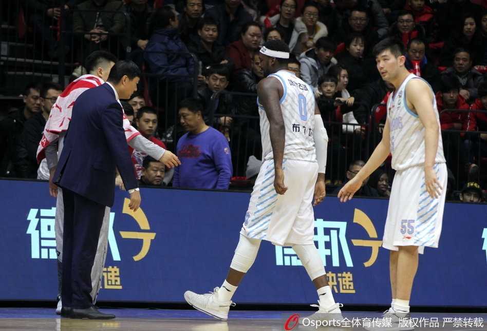 折戟红山:布拉切伤退之夜,卫冕冠军的脊梁与隐痛 在布拉切伤退后,新疆队外援亚当斯扛起了全队的进攻大旗,他犹如孤胆英雄一般持球强行突破北京队的层层防线,用一记高难度的上篮为球队稳住阵脚。