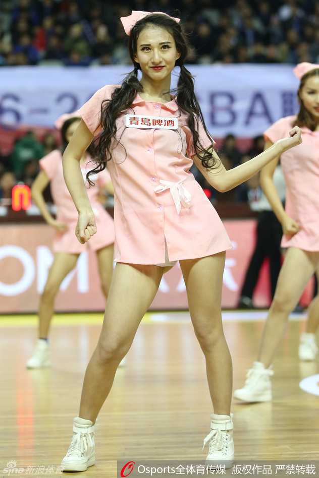 一位篮球宝贝在表演中回眸一笑，护士装的圣洁与青春脸庞的活力完美融合，这不仅仅是表演，更是一种情感的传递。