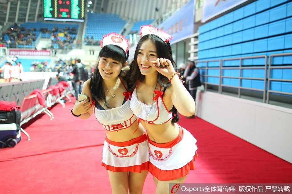 护士节特辑:当篮球宝贝换上白衣天使的制服,赛场绽放别样温情 特写镜头下,一位宝贝轻轻整理着白色的护士帽,她低垂的眼睫在脸颊上投下淡淡的阴影,专注的神情让人感受到她对这份装扮的尊重与珍惜。