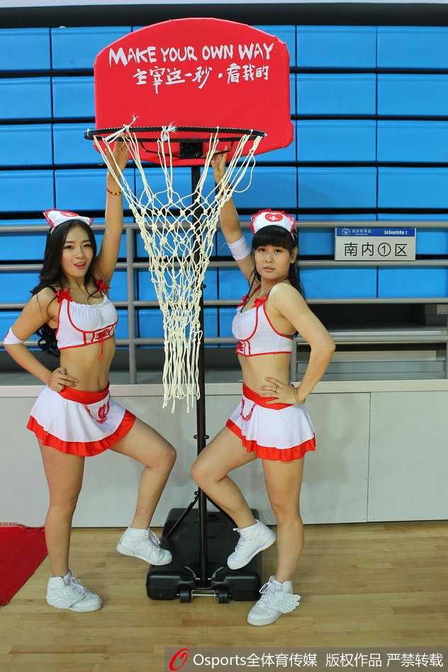 护士节特辑:当篮球宝贝换上白衣天使的制服,赛场绽放别样温情 伴随着轻快的节奏,几名女孩整齐地排开,洁白的护士帽下是一张张青春洋溢的笑脸。她们的舞蹈动作柔美而有力,既展现了护士的温柔,又不失篮球宝贝的活力。