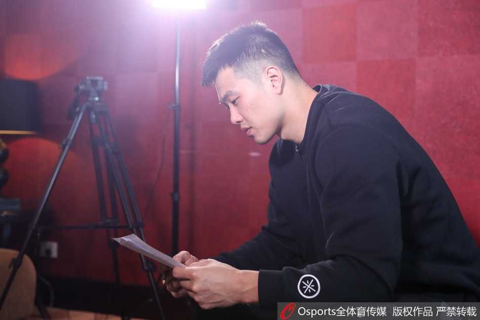 孟铎身穿休闲运动装，手持采访话筒，正对着镜头露出标志性的阳光笑容，此刻的他不再是场上杀气腾腾的球员，更像是一位邻家大哥哥在进行轻松愉快的访谈。