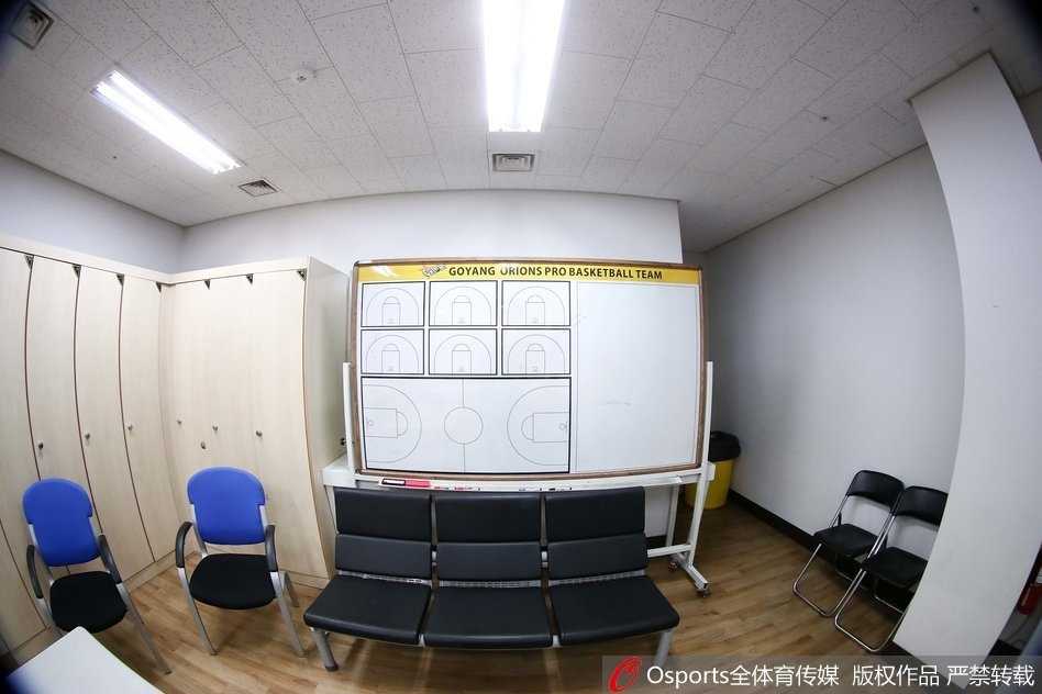 医疗区的按摩床边，各种理疗仪器指示灯闪烁，洁白的床单上整齐摆放着膏贴和按摩精油，队医正调试着超声波设备，为赛前最后的肌肉激活做准备。