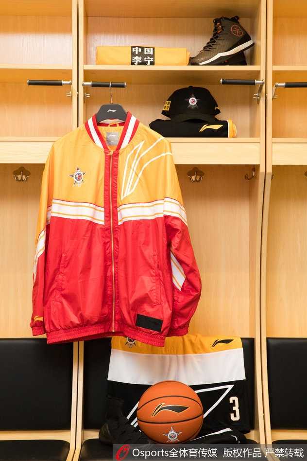 一只穿着荧光绿球鞋的脚踩在更衣室的长椅上，鞋带松散开来，远处是随意搭在衣柜上的毛巾，定格了赛后球员疲惫又放松的瞬间。