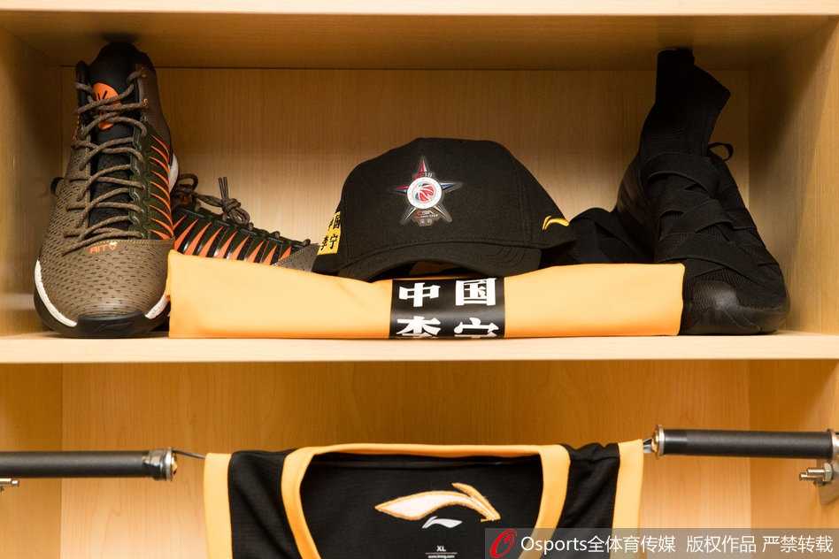 北区更衣室则被深邃的蓝色笼罩，郭艾伦、丁彦雨航的衣柜相邻，战袍上仿佛凝结着北国冰雪的冷峻，预示着他们将要爆发的炽热能量。