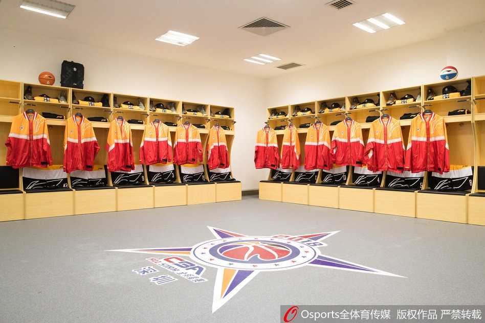 更衣室的一角，李宁韦德之道6代与驭帅11战靴错落摆放，鞋底还残留着地板防滑胶的印记，它们是无言的功臣，见证了每一次突破与跳跃。