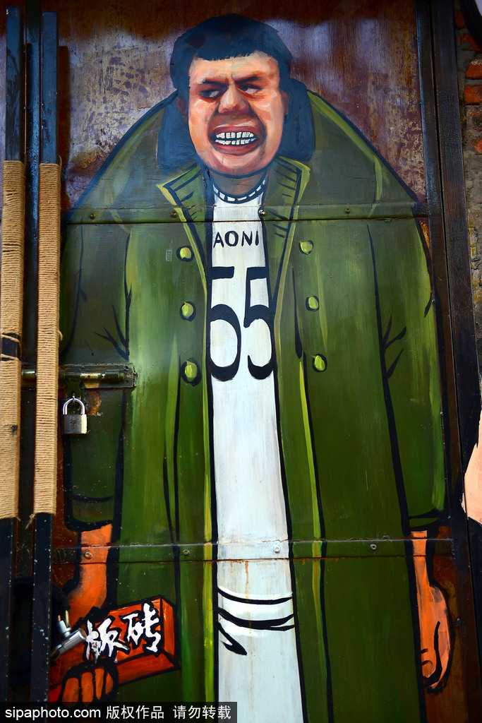 漫画中的韩德君细节满满，厚重的军大衣裹着庞大的身躯，手里的板砖仿佛在告诉对手：想上篮？先问过我这块‘砖’答不答应。