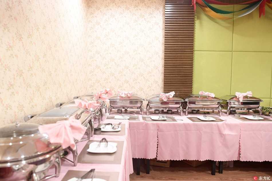 精致的糕点区，各种中西式点心散发着诱人的麦香，为随时需要补充能量的球员们提供了甜蜜又及时的碳水来源。