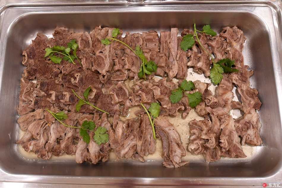 一颗颗晶莹剔透的荔枝摆放成精致的造型，新鲜的水果不仅是味蕾的调剂，更是补充维生素和膳食纤维的必需品。