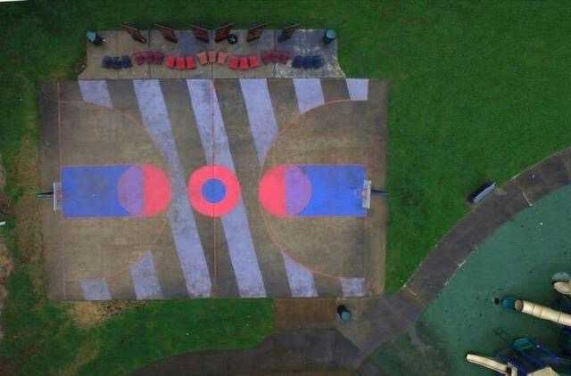 黄昏下的荧光篮球场，紫色与粉色相融，营造梦幻运动氛围