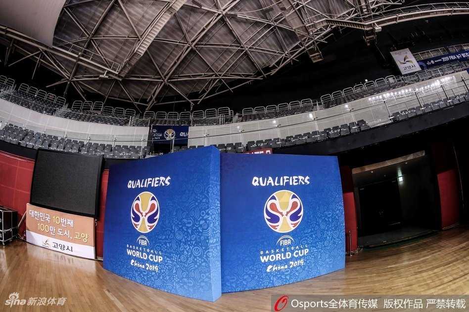 王哲林在内线卡位要球，他身后是两名韩国队防守球员，肌肉的碰撞和激烈的对抗一触即发