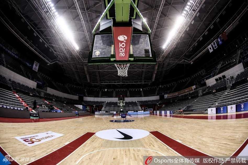 韩国队的教练组在场边进行战术布置，主帅许载手拿战术板表情严肃，身后是韩国国旗和世预赛的标志