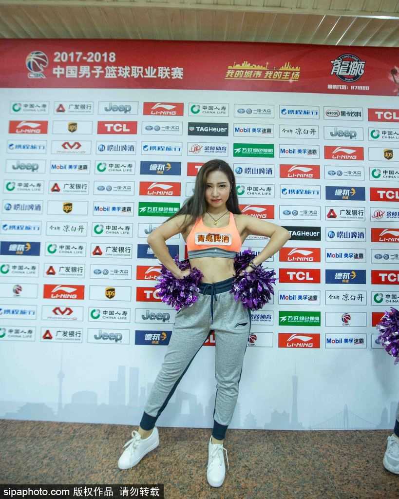 更衣室的一角，两名队员趁着上场前的间隙，最后一遍复习着稍后要表演的舞蹈动作，即使只是热身，她们的脸上也洋溢着自信的微笑。