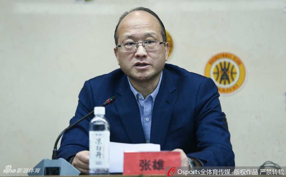 台下媒体记者们正襟危坐，有的低头快速记录，有的举起相机对准主席台，会场气氛严肃而热烈，展现了对联赛改革动向的高度关注。