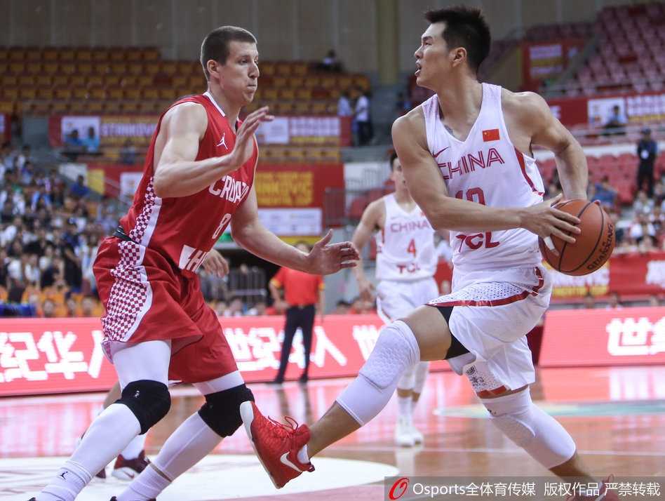 阿不都沙拉木高高跃起，在空中试图封盖对手的投篮，修长的身形和积极的拼抢展现了他防守端的潜力。