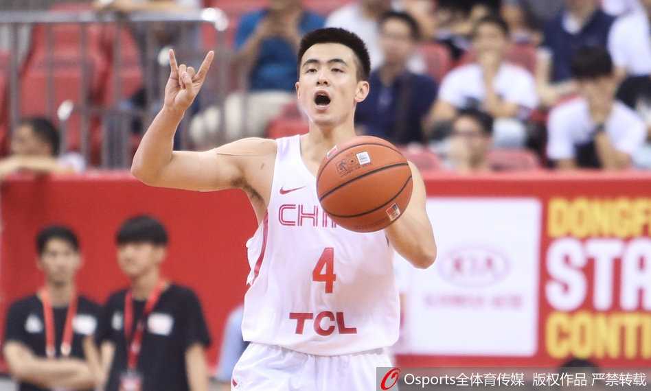 方硕在失去平衡的情况下，依然柔和地将球投出，皮球在空中划出一道美妙的弧线，这一高难度三分让人看到了他的大心脏。