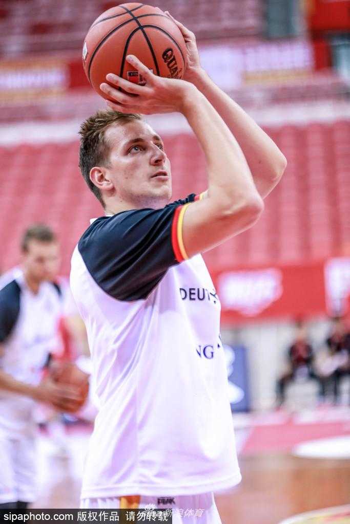 夺冠后的德国队球员们难掩激动之情，在赛场边相拥庆祝，胜利的喜悦洋溢在每一张年轻的脸上