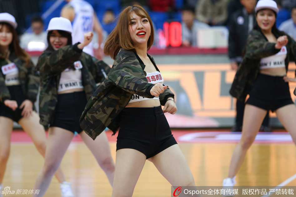 新春佳节，篮球宝贝们身着鲜艳红裙登场，她们挥动着金色的花球，用充满活力的舞步向现场球迷送出新年祝福。