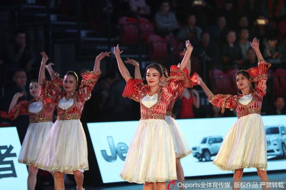 新疆主场惊现西域风华 异域之美点燃冬日激情 天山脚下,雪花纷飞,几位身着比基尼的新疆姑娘手持滑雪板,不畏严寒,在雪地上绽放出灿烂的笑容,展现着活力与健康之美。
