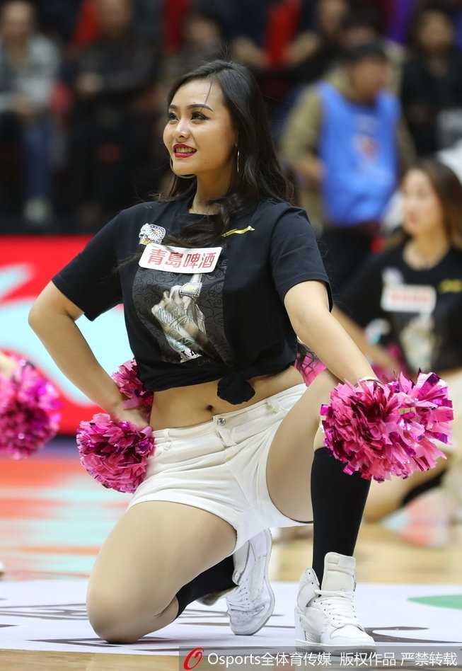 新疆主场惊现西域风华 异域之美点燃冬日激情 比赛间隙,这位西域美女与身旁的朋友交谈,笑靥如花,立体的五官在笑容中显得更加生动,透出一种自信而洒脱的气质。