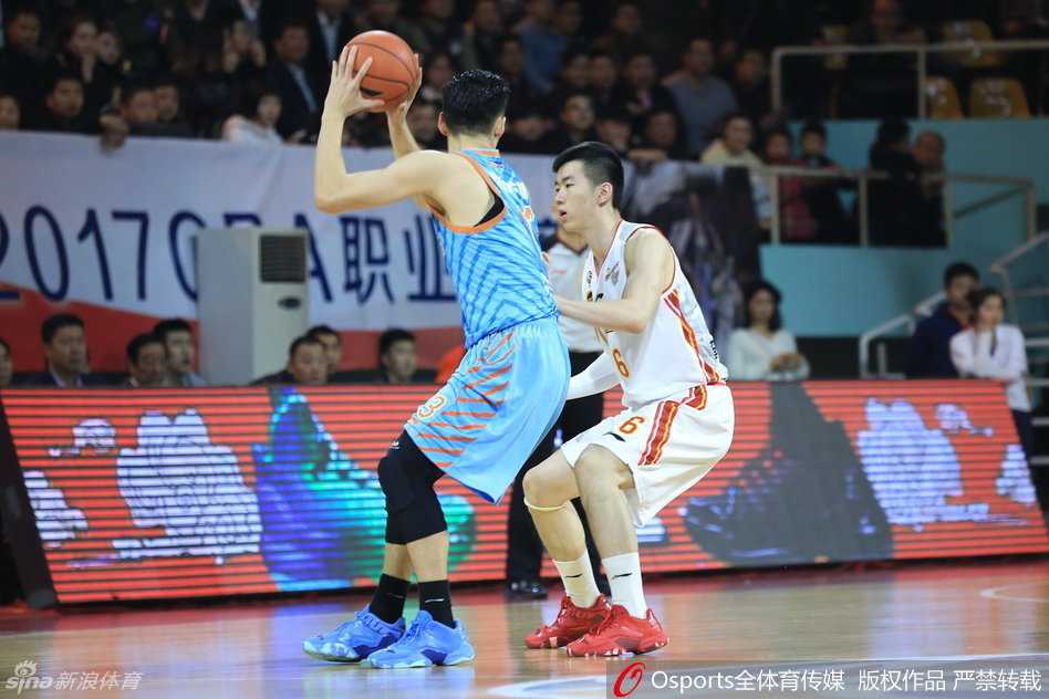 新疆客场力克八一取关键胜,亚当斯周琦闪耀全场 周琦回防篮下长臂伸展,犹如天降神兵准备封盖,八一队员上篮路线完全被封死
