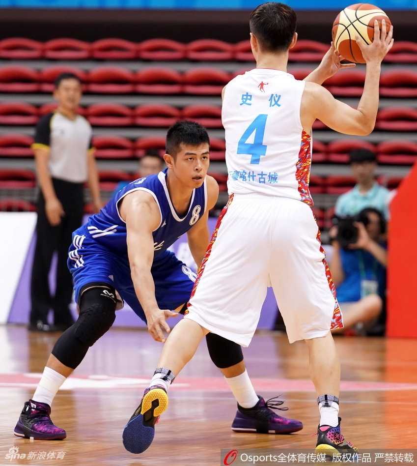 新疆广汇破釜沉舟击退北京首钢,全运会创历史首闯四强 新疆队长可兰白克-马坎嘴角开裂渗出血迹,但他眼神坚毅毫无惧色,脸上混杂着汗水与血水,硬汉形象令人动容。