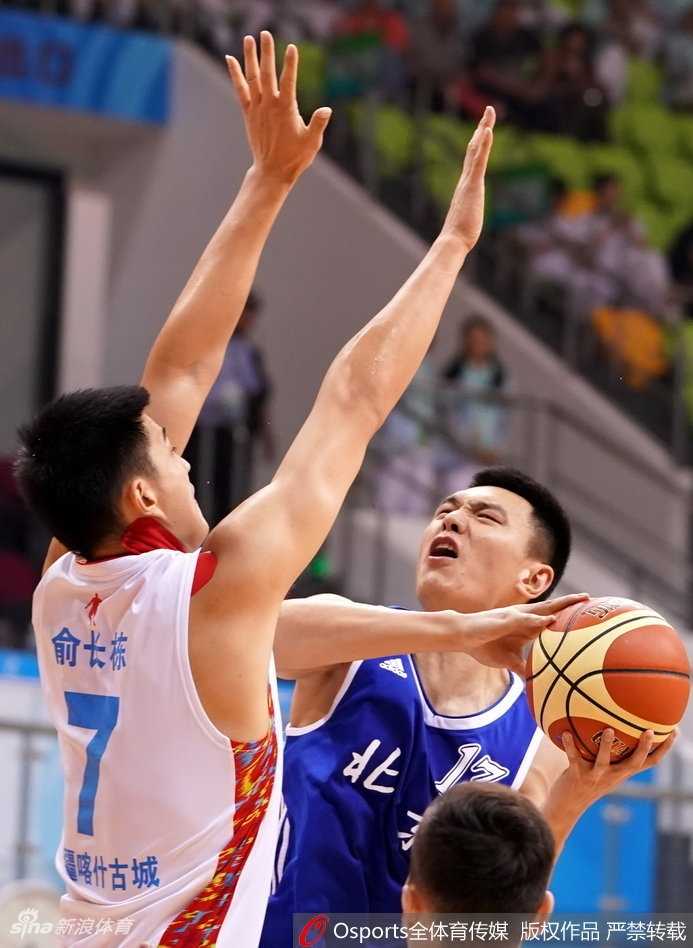 新疆广汇破釜沉舟击退北京首钢,全运会创历史首闯四强 北京队老将王骁辉命中关键三分后,握拳怒吼,脸上写满了不甘与对胜利的渴望,场边的球迷为之沸腾。